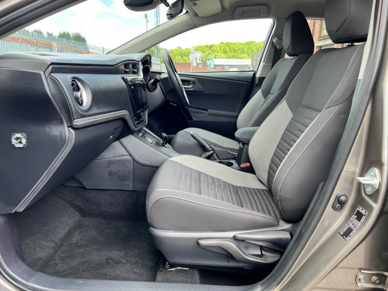 TOYOTA AURIS