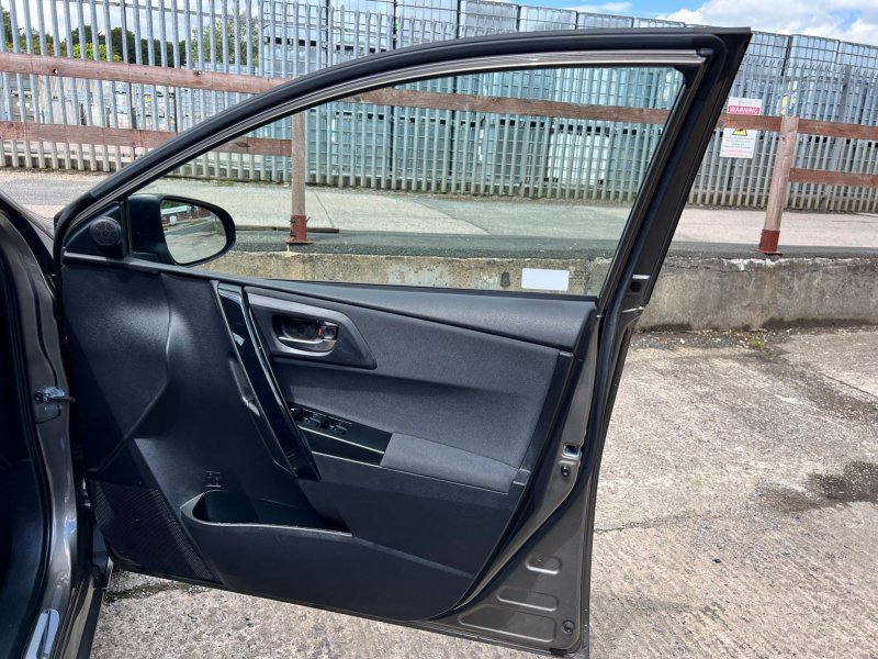 TOYOTA AURIS
