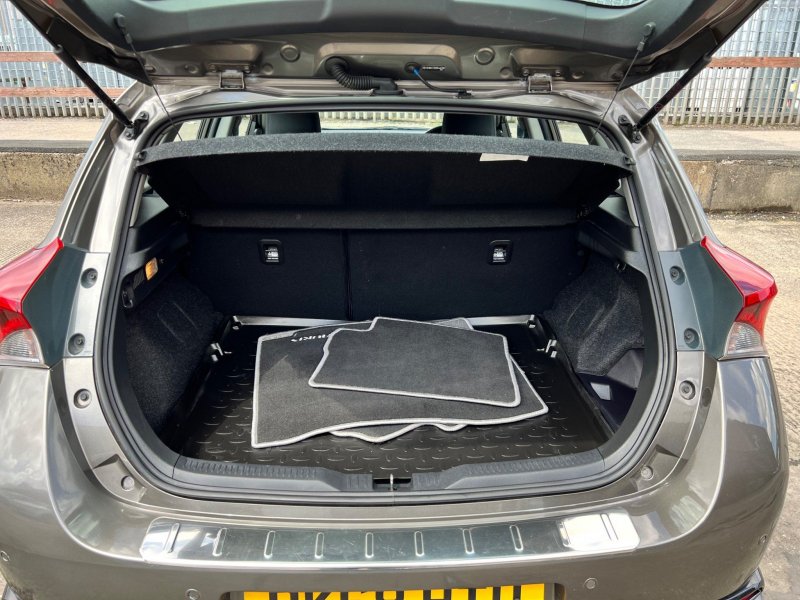 TOYOTA AURIS